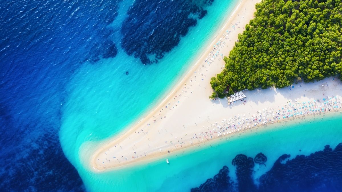 Wundersch&ouml;ne Str&auml;nde wie Zlatni Rat und azurblaues Wasser gibt es zahlreiche an der Adriak&uuml;ste in Dalmatien. (Foto)