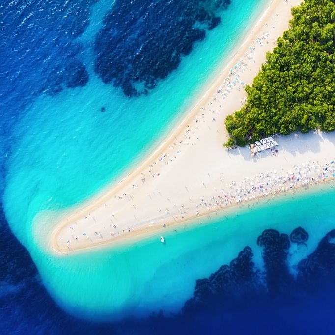 Wunderschöne Strände wie Zlatni Rat und azurblaues Wasser gibt es zahlreiche an der Adriaküste in Dalmatien. Wunderschöne Strände wie Zlatni Rat und azurblaues Wasser gibt es zahlreiche an der Adriaküste in Dalmatien.