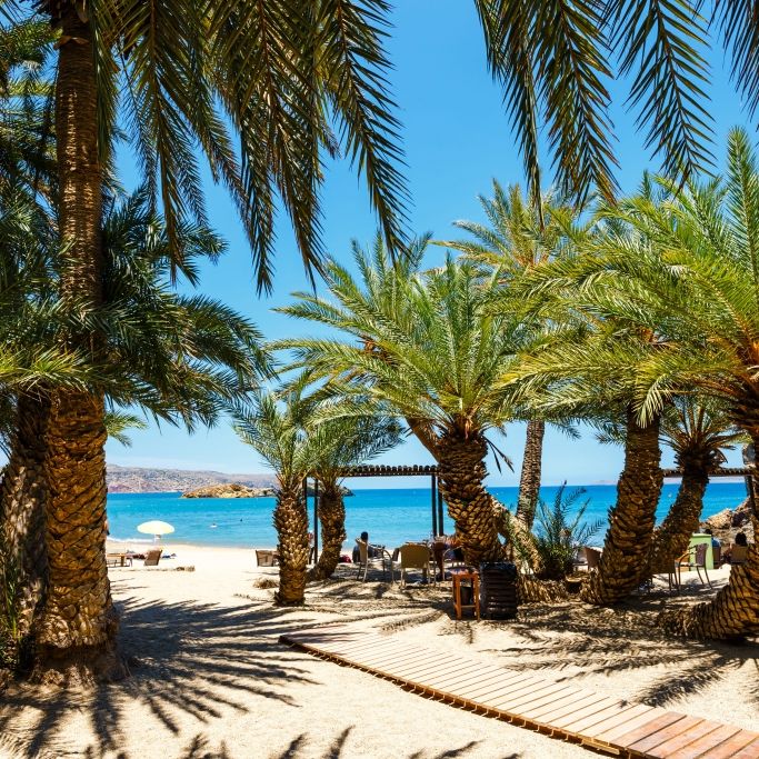 Auf Kreta gibt es zahlreiche Strände und türkises Wasser des Mittelmeeres, aber auch kulturell hat die Insel einiges zu bieten. Auf Kreta gibt es zahlreiche Strände und türkises Wasser des Mittelmeeres, aber auch kulturell hat die Insel einiges zu bieten.