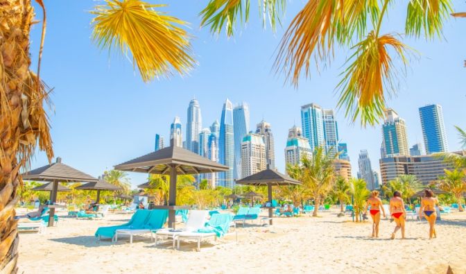 Dubai bietet eine einzigartige Kulisse mit Traumstränden und Skyline im Hintergrund.