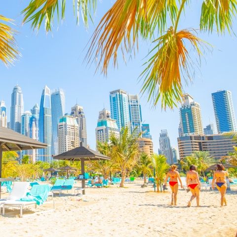 Dubai bietet eine einzigartige Kulisse mit Traumstränden und Skyline im Hintergrund.