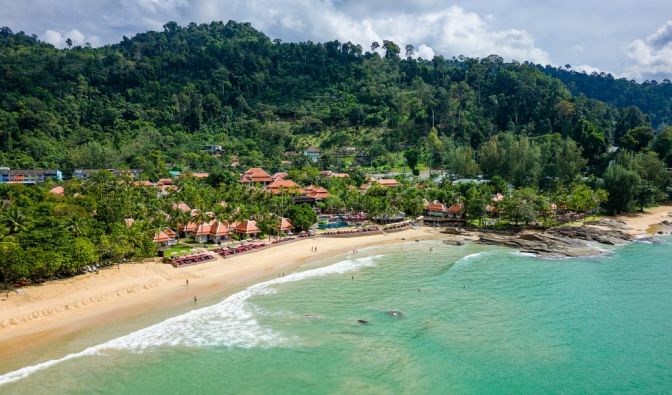 In Khao Lak wartet ein tropischer Traumurlaub unter Palmen auf Sie.
