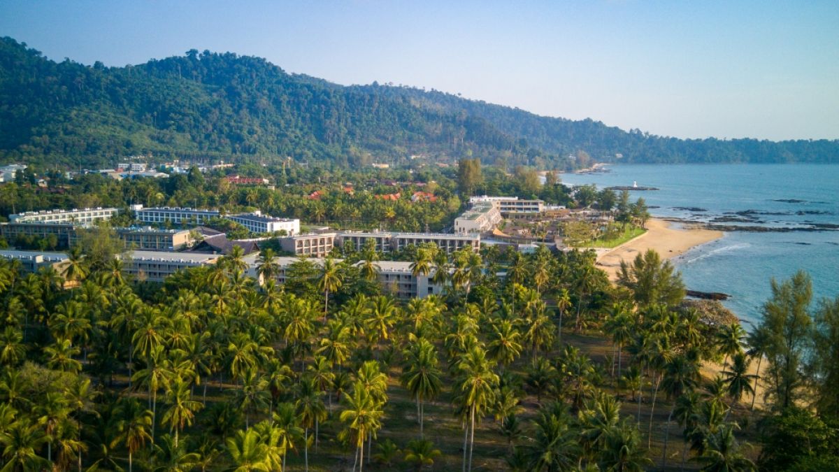 Erholung unter Palmen: Die Küste Khao Laks bietet Bilderbuchkulissen und klares, türkises Wasser. (Foto)