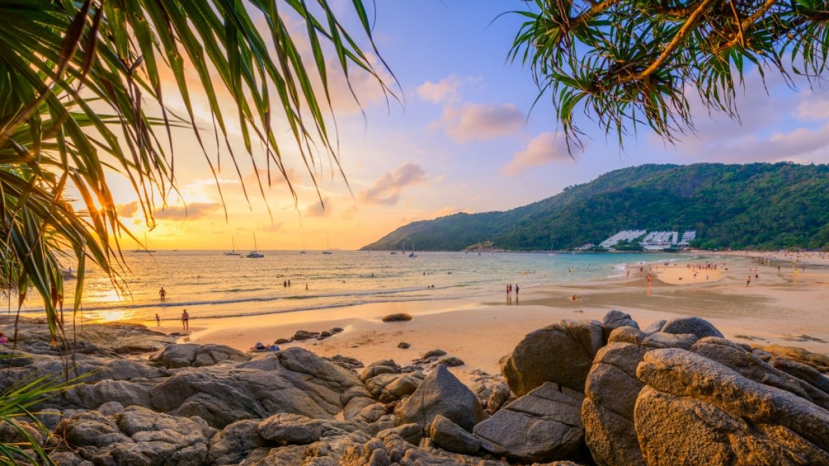 Traumkulissen wie am Nai Harn Beach lassen Sie einen wunderbar entspannten Urlaub auf Phuket erleben. (Foto)