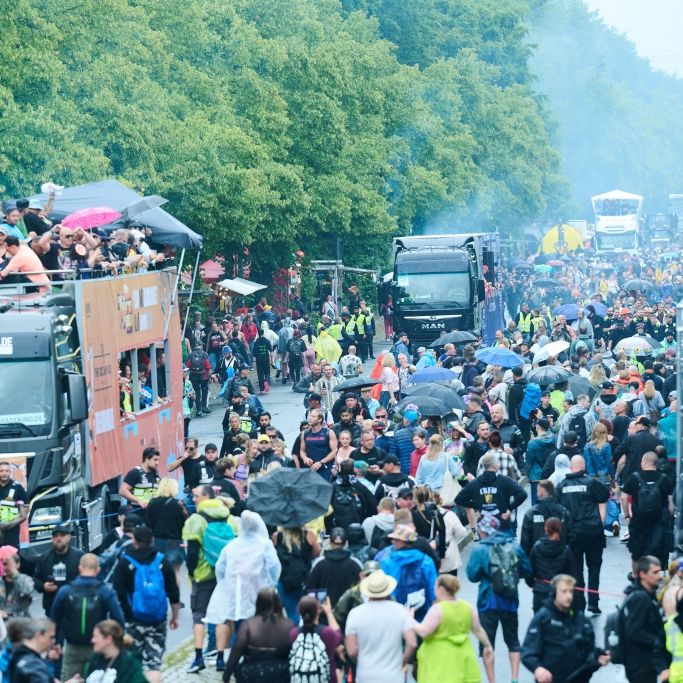 Rettungskräfte alarmiert - Hunderte Verletzte nach Techno-Parade