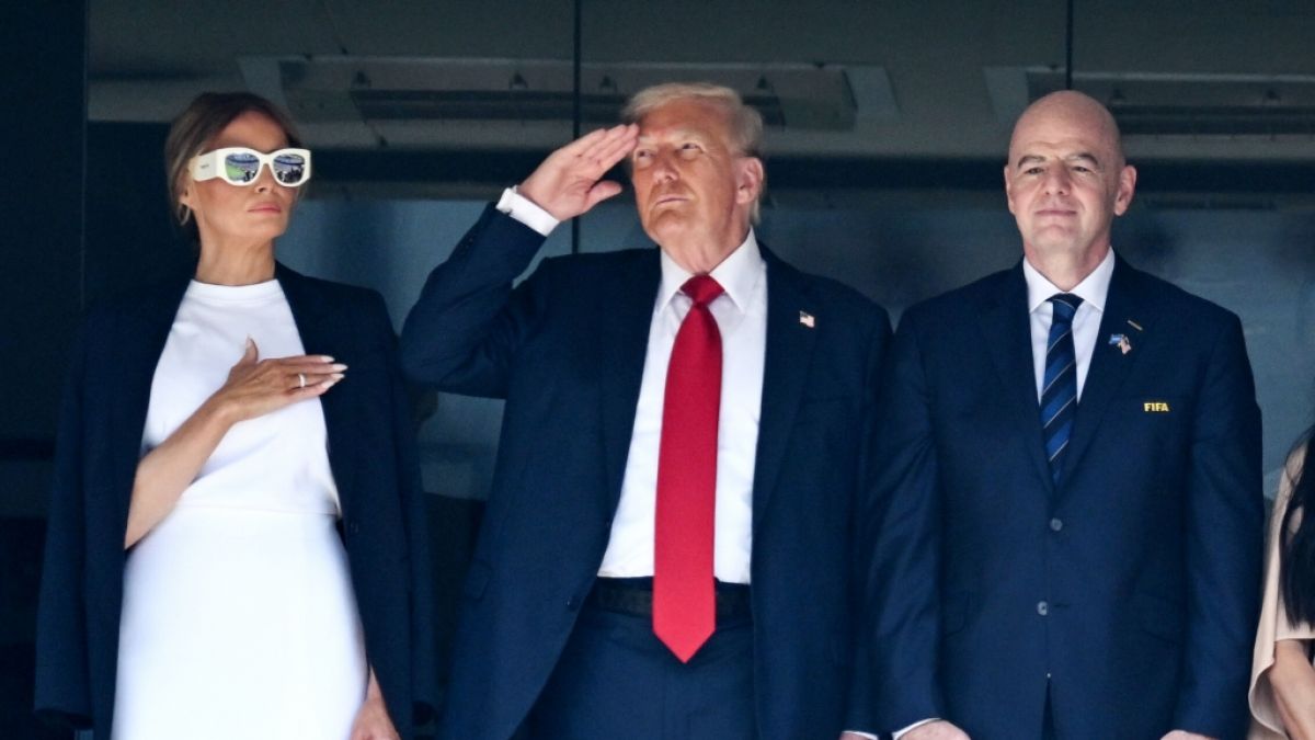 Melania und Donald Trump neben FIFA-Präsident Gianni Infantino. (Foto)