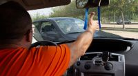 Wer es nicht schafft, im Straßenverkehr einen kühlen Kopf zu behalten, der kann mit Strafen von bis zu 4.000 Euro rechnen.