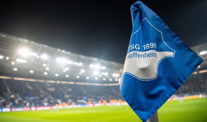 Eine Eckfahne mit dem Logo der TSG 1899 Hoffenheim steht im Stadion.