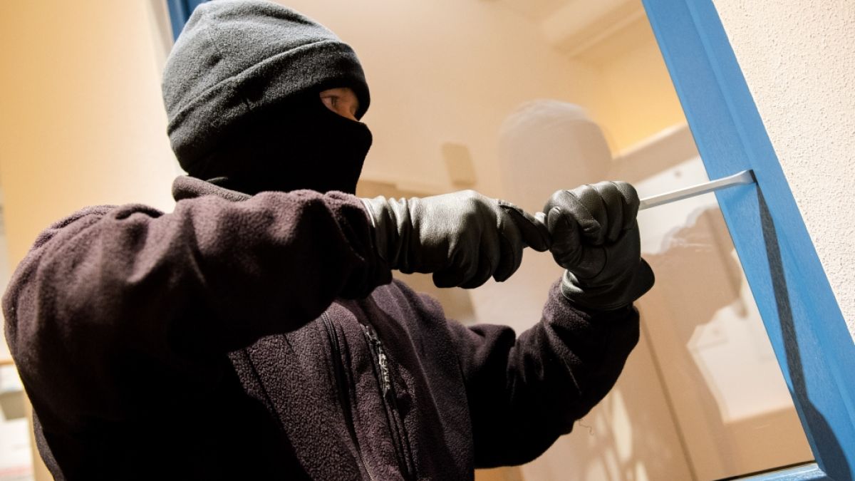 Ein Fenster wird aufgehebelt (Symbolbild) (Foto)