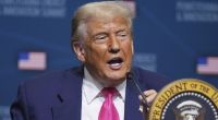 Hat Donald Trump bei einer Pressekonferenz ein Schläfchen eingelegt?