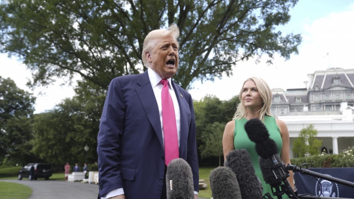 Donald Trump neben seiner Pressesprecherin Karoline Leavitt. Auf seinem Handrücken ist die merkwürdige Stelle, die sich farblich vom Rest der Hand unterscheidet, zu erkennen. Donald Trump neben seiner Pressesprecherin Karoline Leavitt. Auf seinem Handrücken ist die merkwürdige Stelle, die sich farblich vom Rest der Hand unterscheidet, zu erkennen. (Foto)