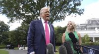 Donald Trump neben seiner Pressesprecherin Karoline Leavitt. Auf seinem Handrücken ist die merkwürdige Stelle, die sich farblich vom Rest der Hand unterscheidet, zu erkennen.