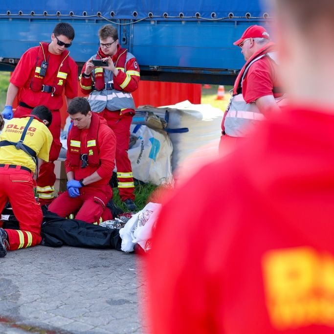 Erstversorgung einer Person durch Wasserrettung am Sonntag