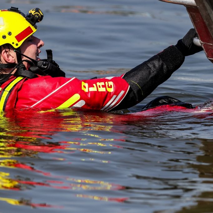 Polizei und Feuerwehr wegen Notfall am Wasser bei Obrigheim ausgerückt