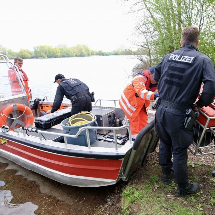 Polizei und Feuerwehr wegen Notfall am Wasser bei Obrigheim (Pfalz) ausgerückt