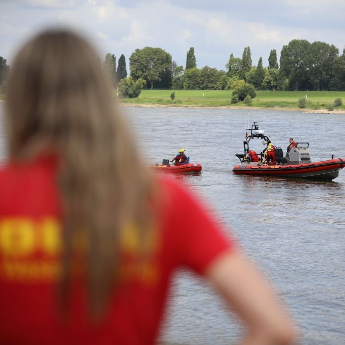 Die DLRG meldet einen Notfall im Wasser (Symbolbild).