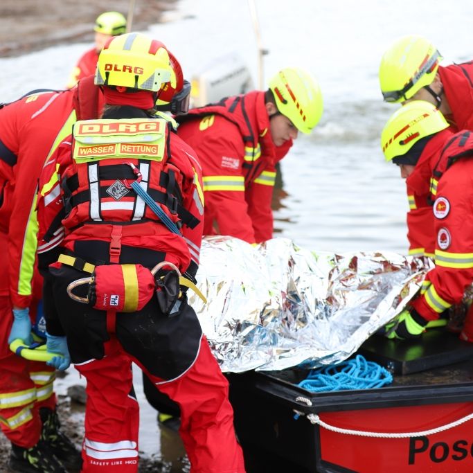 Erstversorgung einer Person durch Rettungsdienst am Donnerstag