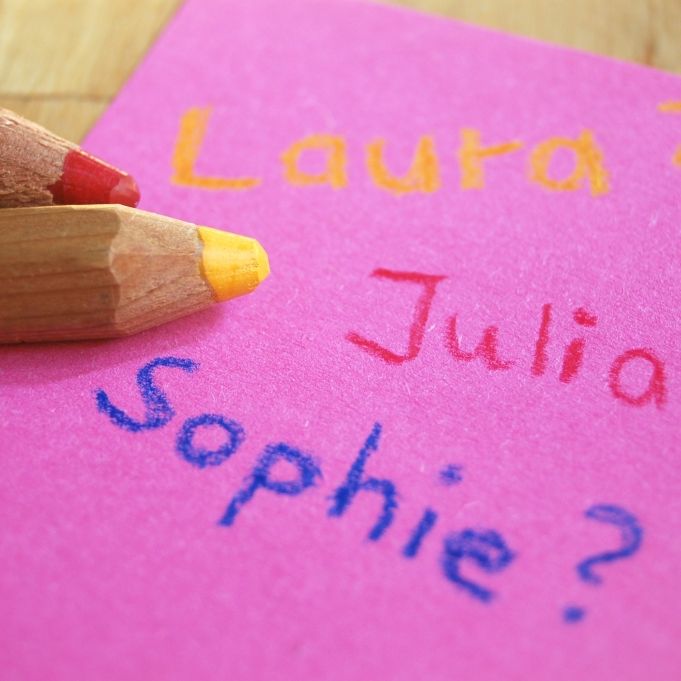 Harmlos hier, problematisch anderswo - Vorsicht bei diesen Babynamen