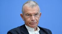 Jugendforscher Klaus Hurrelmann kritisierte gegenüber dem Spiegel das abrupte Ende der Erwerbstätigkeit durch die Rente.
