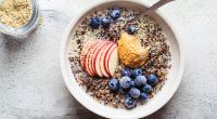 Eine Quinoa-Bowl ist ein guter Start in den Tag für alle, die es eher süß mögen.