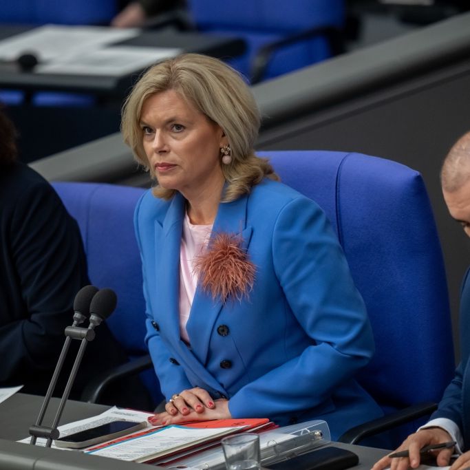 Neue Kleidungsregel im Bundestag geplant - Heftige Kritik von den Grünen