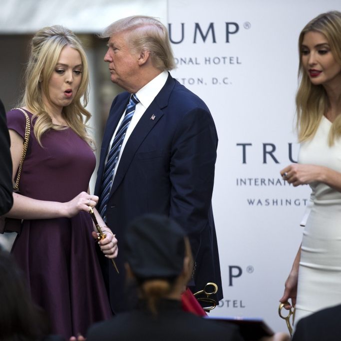 Donald Trump ist für geschmacklose Aussagen bekannt - selbst zu seinen eigenen Töchtern konnte sich der US-Präsident widerliche Anmerkungen nicht verkneifen.