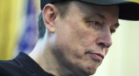Elon Musk sieht schwierige Zeiten auf seinen Autobauer Tesla zukommen. 
