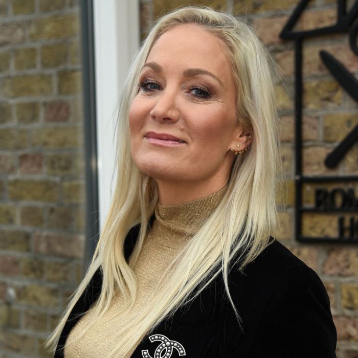 Im transparenten Einteiler sorgt sie für Traumaussichten