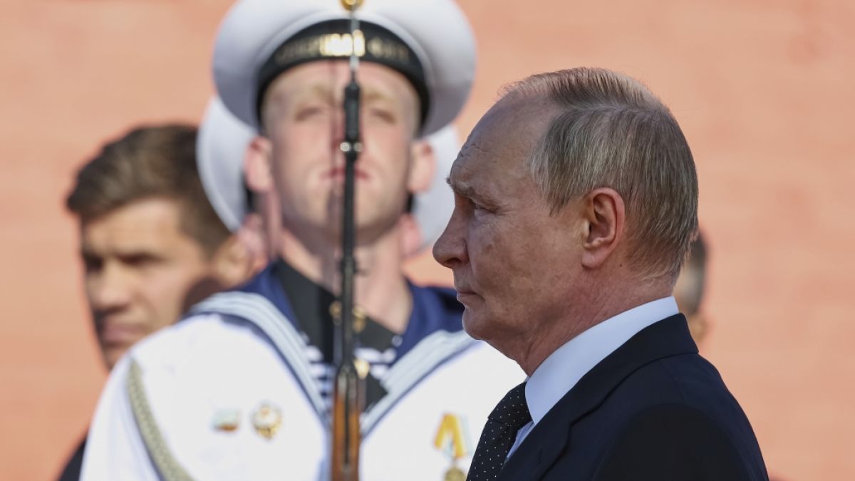 Wladimir Putin muss seinen einzigen Flugzeugträger "Admiral Kusnezow" verkaufen oder verschrotten lassen. Wladimir Putin muss seinen einzigen Flugzeugträger "Admiral Kusnezow" verkaufen oder verschrotten lassen. (Foto)