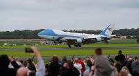 Trump-Anhänger beobachten, wie ein Flugzeug mit US-Präsident Donald Trump an Bord auf dem Flughafen Prestwick eintrifft, bevor er zum Beginn seiner fünftägigen Privatreise zu seinem Golfplatz Turnberry in South Ayrshire weiterfährt.
