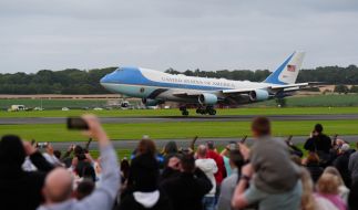 Trump-Anhänger beobachten, wie ein Flugzeug mit US-Präsident Donald Trump an Bord auf dem Flughafen Prestwick eintrifft, bevor er zum Beginn seiner fünftägigen Privatreise zu seinem Golfplatz Turnberry in South Ayrshire weiterfährt.
