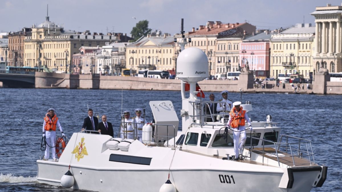 Wladimir Putin steht an Bord des Raptor-Boots während seines Besuchs in St. Petersburg am Tag der Kriegsmarine. (Foto)