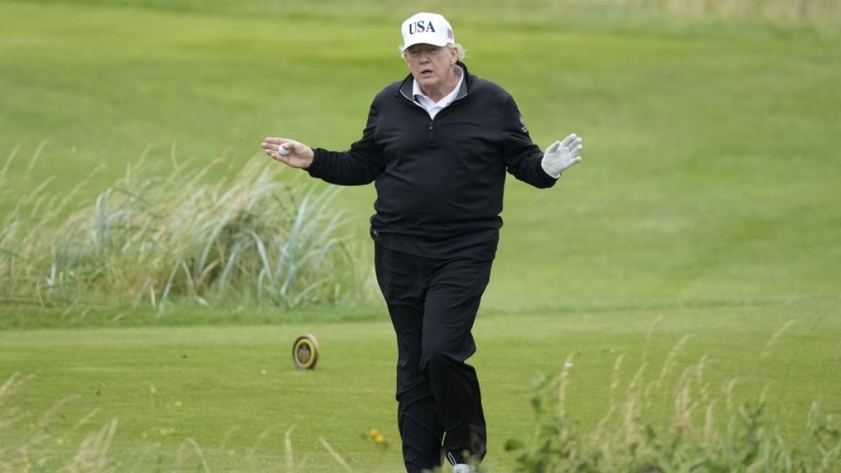 Beim Golfspielen auf dem Trump Turnberry Golfplatz in Turnberry hat der US-Präsident sichtlich Spaß. (Foto)