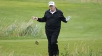 Beim Golfspielen auf dem Trump Turnberry Golfplatz in Turnberry hat der US-Präsident sichtlich Spaß.