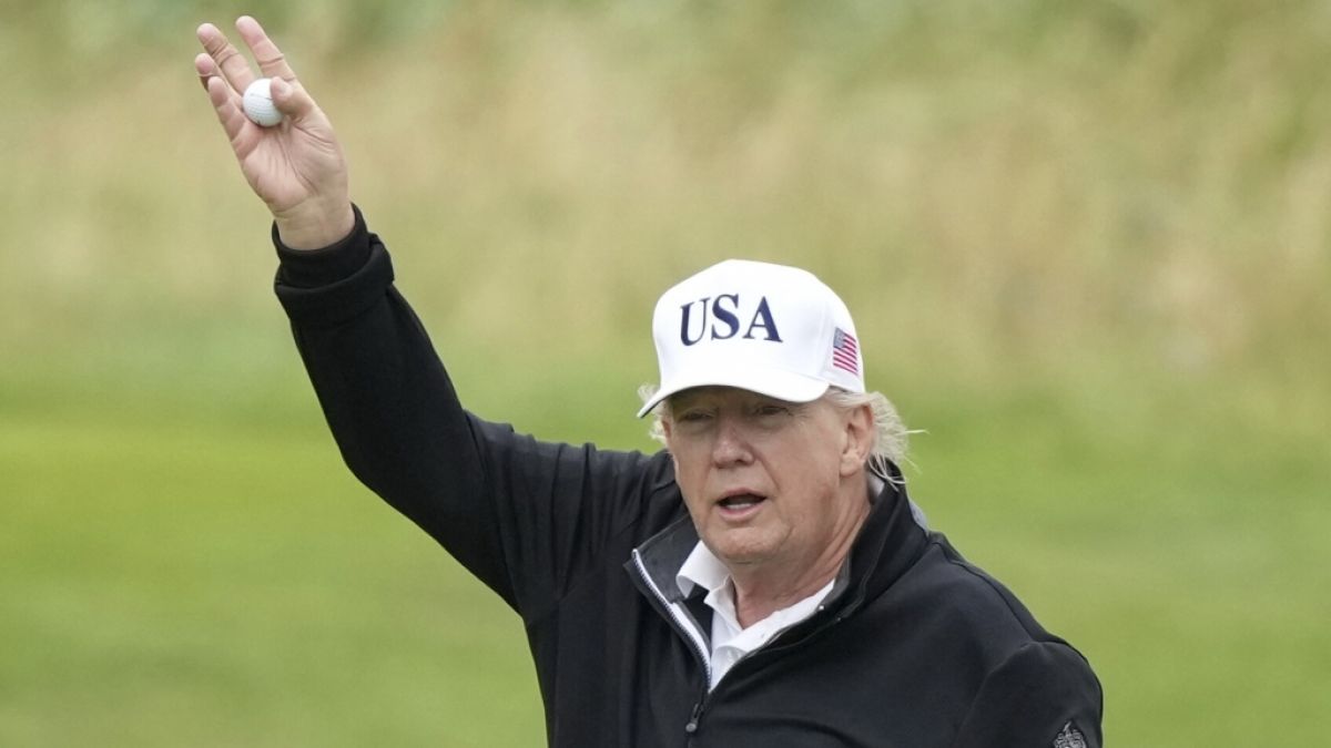 Trotz zahlreicher Presse: Video zeigt Donald Trump beim Golfen auf dem Trump Turnberry Golfplatz - doch etwas ist auffällig. Trotz zahlreicher Presse: Video zeigt Donald Trump beim Golfen auf dem Trump Turnberry Golfplatz - doch etwas ist auffällig. (Foto)