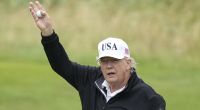 Trotz zahlreicher Presse: Video zeigt Donald Trump beim Golfen auf dem Trump Turnberry Golfplatz - doch etwas ist auffällig.