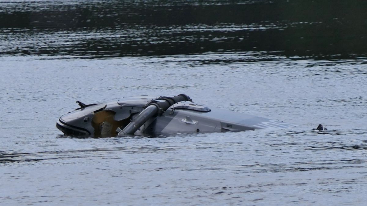 Ein Helikopter ist in der Nähe von Grimma in Sachsen in einen Fluss gestürzt. Ein Helikopter ist in der Nähe von Grimma in Sachsen in einen Fluss gestürzt. (Foto)