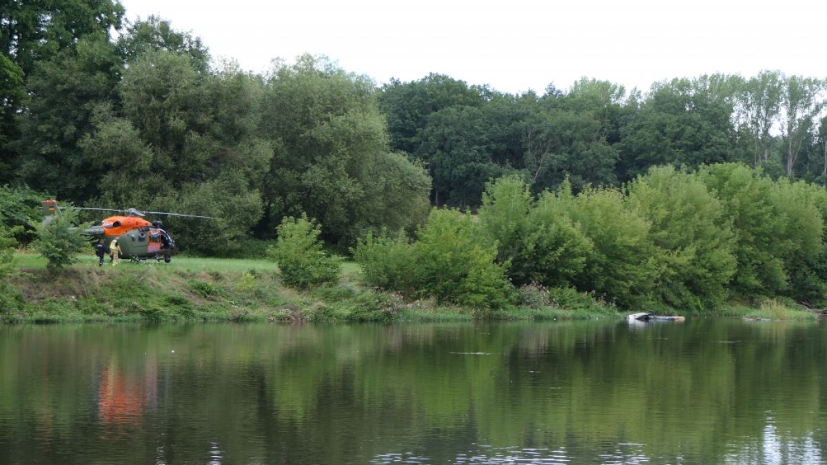 Ein Hubschrauber treibt in der Nähe von Grimma in Sachsen in einem Fluss. Ein Hubschrauber treibt in der Nähe von Grimma in Sachsen in einem Fluss. (Foto)