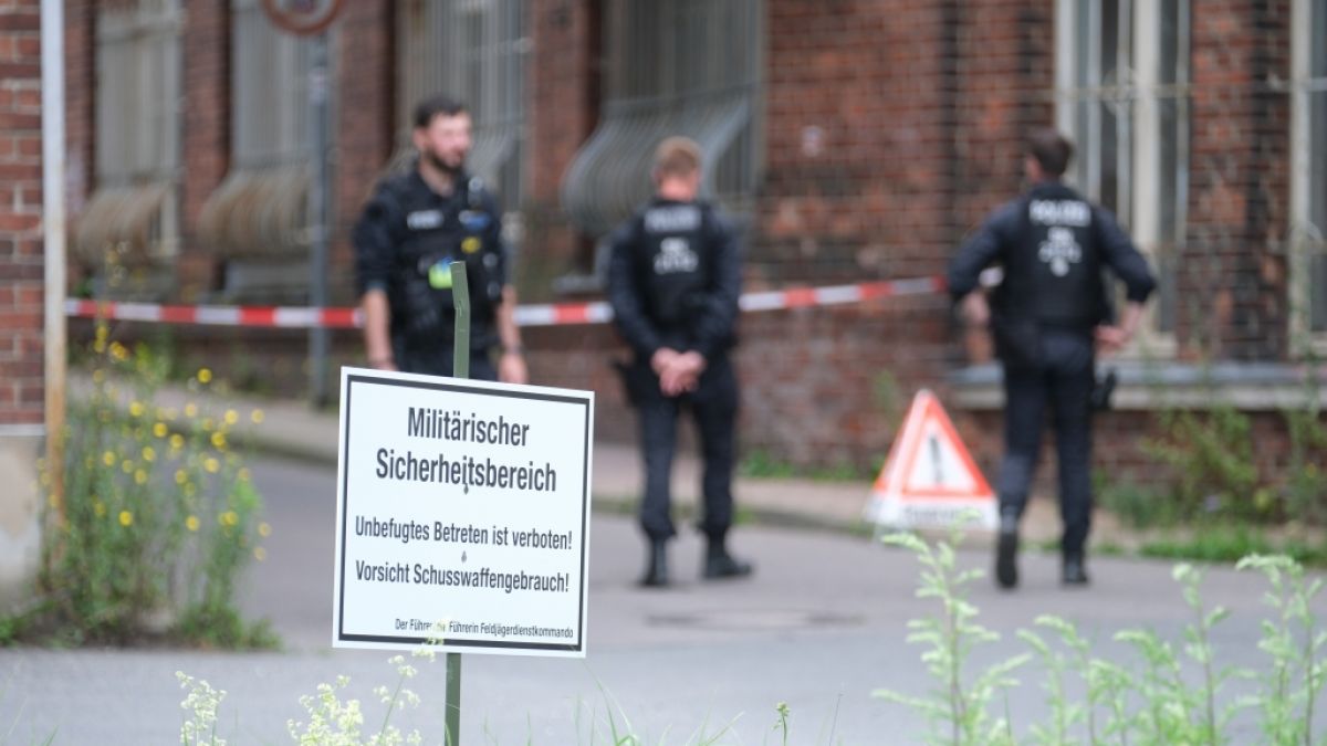 Polizisten sperren im Ortsteil Bahren eine Straße ab, während im Vordergrund ein Schild mit der Aufschrift "Militärischer Sicherheitsbereich" steht. Polizisten sperren im Ortsteil Bahren eine Straße ab, während im Vordergrund ein Schild mit der Aufschrift "Militärischer Sicherheitsbereich" steht. (Foto)