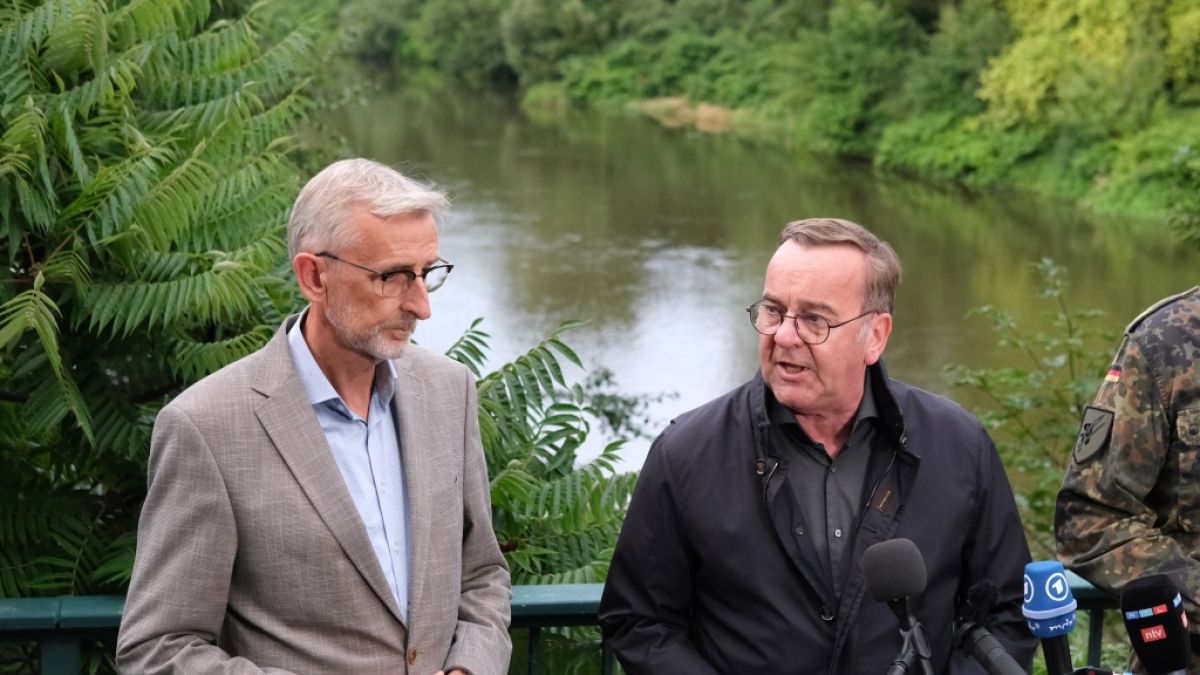 Boris Pistorius (r, SPD) Bundesverteidigungsminister, und Armin Schuster (CDU), Sachsens Innenminister, geben in der Nähe des Unglücksortes eines Hubschrauberabsturzes ein Statement ab. Boris Pistorius (r, SPD) Bundesverteidigungsminister, und Armin Schuster (CDU), Sachsens Innenminister, geben in der Nähe des Unglücksortes eines Hubschrauberabsturzes ein Statement ab. (Foto)