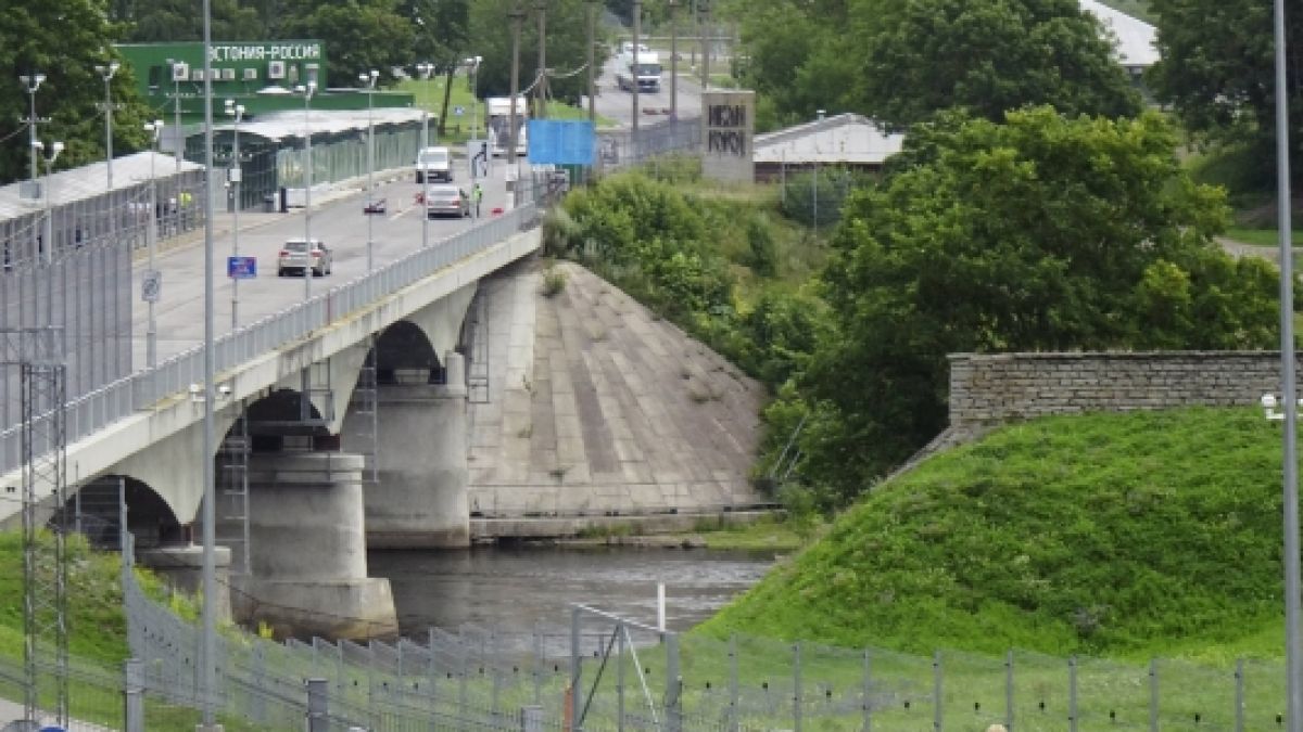 Die estnische Stadt Narwa ist nur durch einen Fluss und die 101 Meter lange "Brücke der Freundschaft" von Russland getrennt. (Foto)