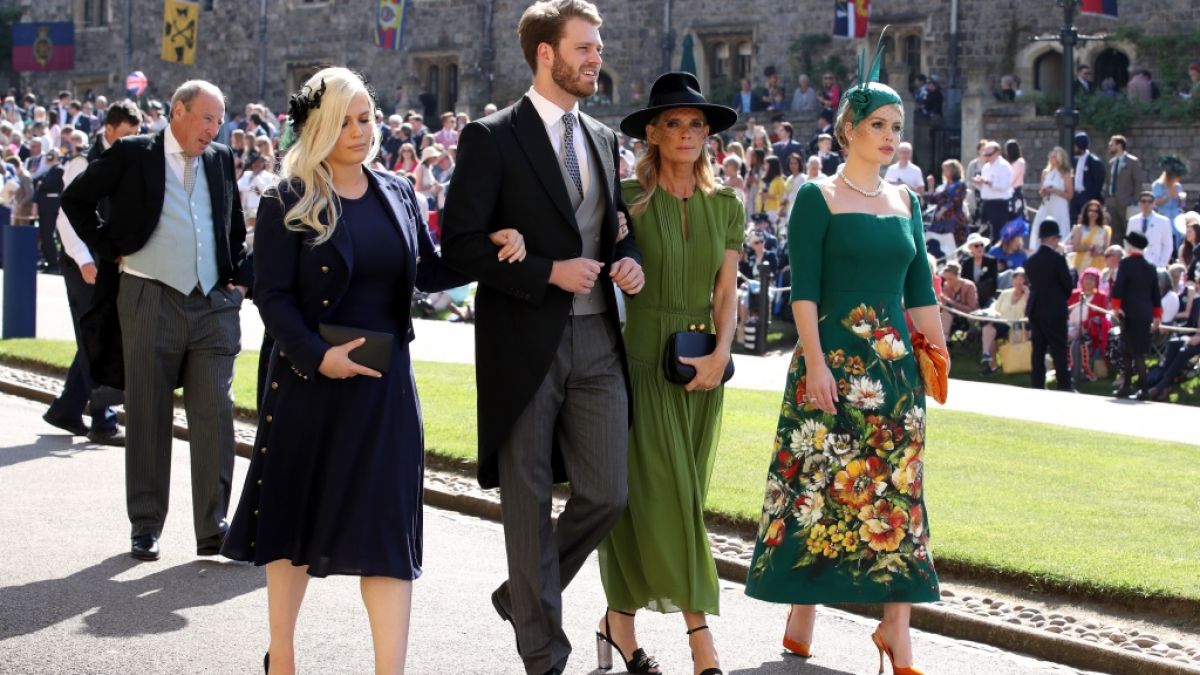 Lady Eliza Spencer (li.), hier mit ihrem Bruder Louis, ihrer Mutter Victoria Aitken und ihrer älteren Schwester Kitty, hat sich mit ihrem Langzeit-Freund Channing Millerd verlobt. (Foto)