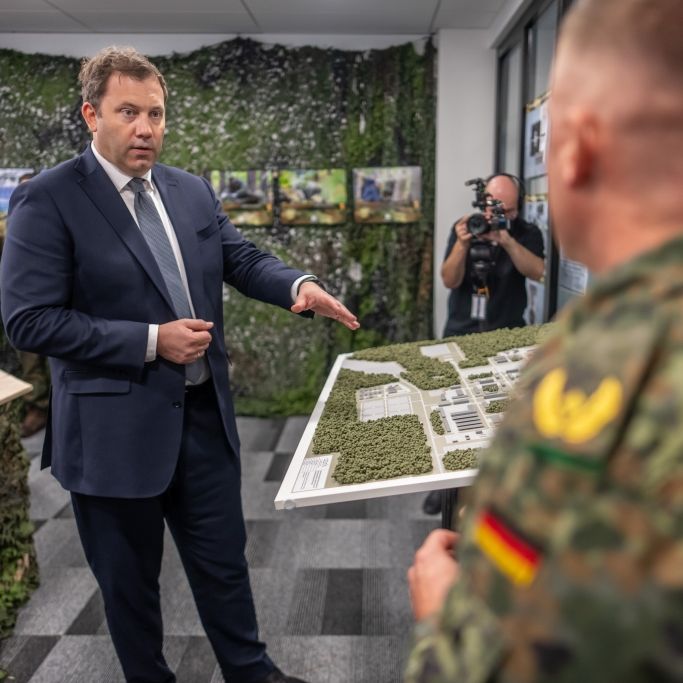 Vizekanzler Lars Klingbeil (SPD) besucht eine Panzerbrigade. Künftig könnte die Deutsche Bundeswehr waffentechnisch vor neuen Herausforderungen stehen. (Symbolbild). Vizekanzler Lars Klingbeil (SPD) besucht eine Panzerbrigade. Künftig könnte die Deutsche Bundeswehr waffentechnisch vor neuen Herausforderungen stehen. (Symbolbild).