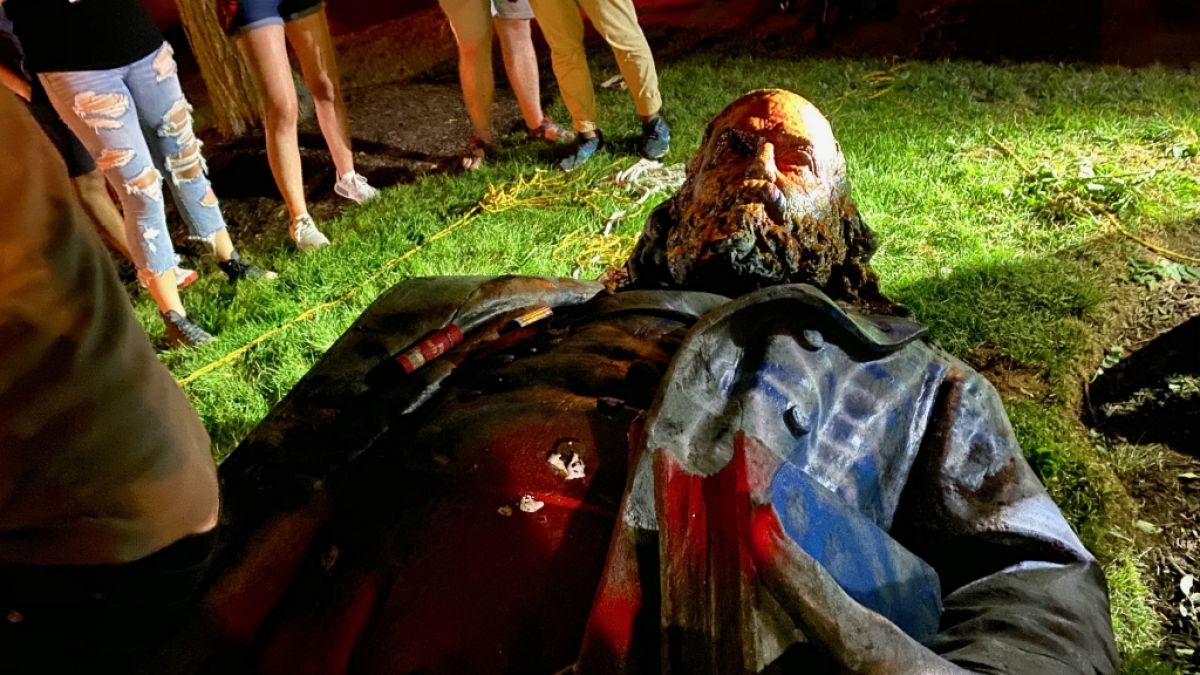 Die Statue des Konföderierten-Generals Albert Pike in der Nähe des Judiciary Square wurde von Demonstranten während eines Protests der Black Lives Matter-Bewegung gestürzt und beschmiert. (Foto)