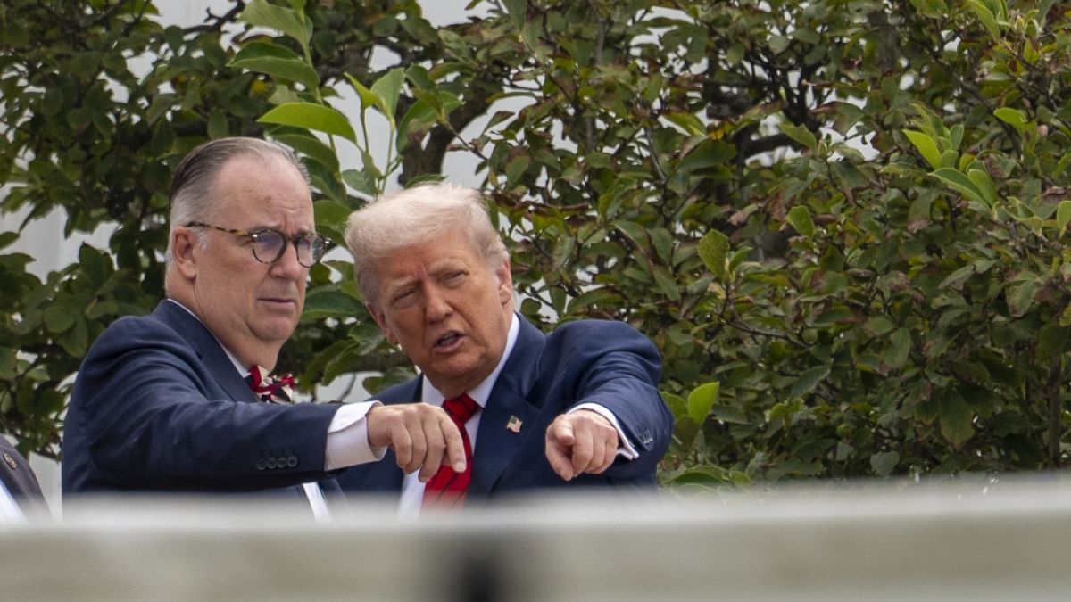 Donald Trump mit Architekt James McCrery auf dem Dach des Weißen Hauses. (Foto)