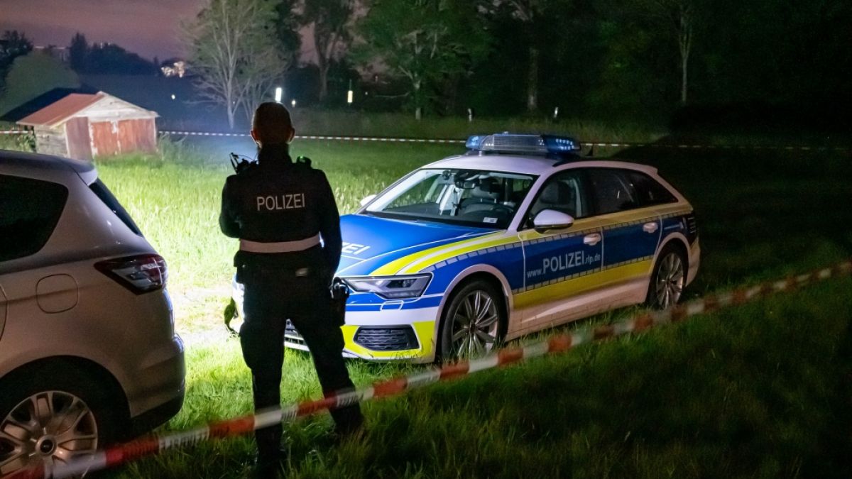 In der Nähe von Weitefeld im Westerwald ist eine Leiche gefunden worden. Wegen eines möglichen Zusammenhangs mit dem mutmaßlichen Dreifachmord im April werde "mit Hochdruck" an einer Identifizierung gearbeitet, teilte die Polizei Koblenz mit. In der Nähe von Weitefeld im Westerwald ist eine Leiche gefunden worden. Wegen eines möglichen Zusammenhangs mit dem mutmaßlichen Dreifachmord im April werde "mit Hochdruck" an einer Identifizierung gearbeitet, teilte die Polizei Koblenz mit. (Foto)