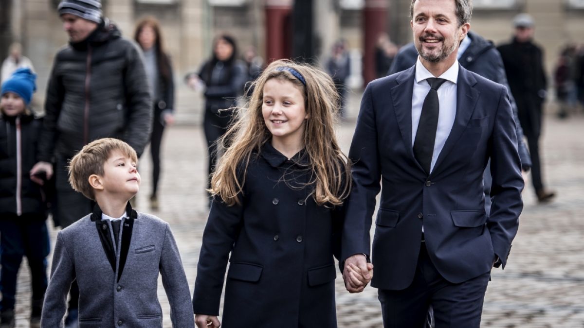 Prinzessin Isabella von Dänemark, hier 2018 als Zehnjährige mit ihrem Vater Frederik und ihrem jüngeren Bruder Vincent, hat mit einem expliziten Festival-Auftritt für Wirbel gesorgt. (Foto)