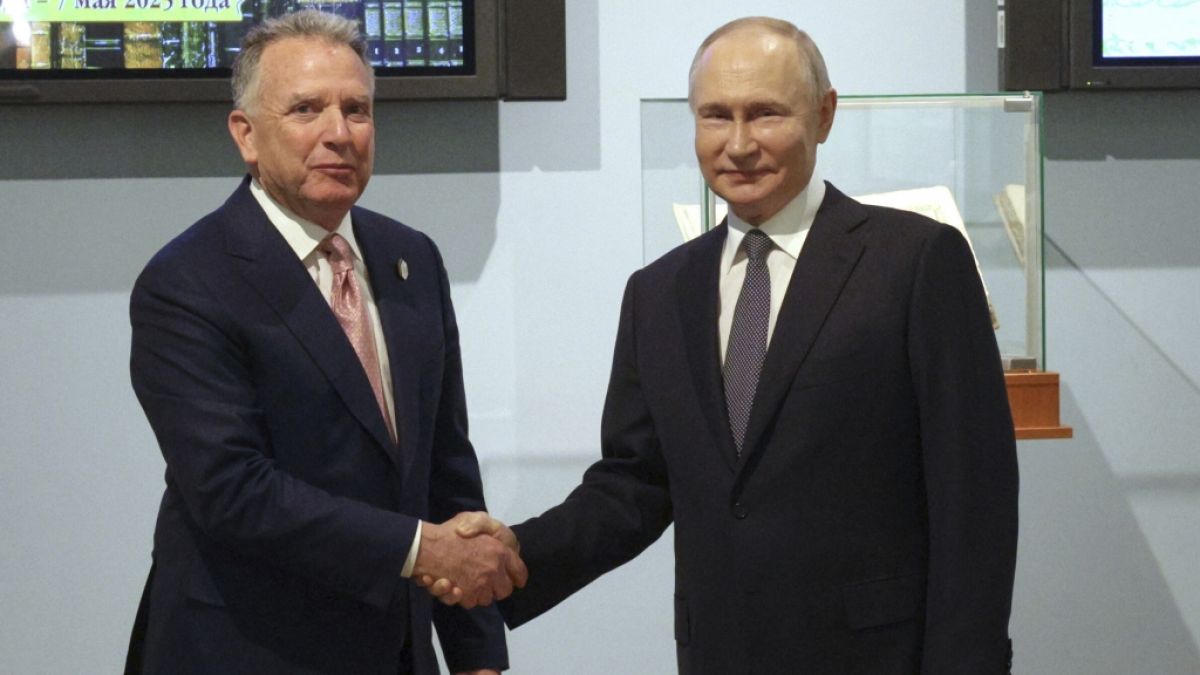 Der russische Präsident Wladimir Putin (li.) empfing vergangene Woche den US-Sondergesandten Steve Witkoff (re.) zu Gesprächen Moskau. Nun soll ein Treffen mit Donald Trump folgen. (Foto)