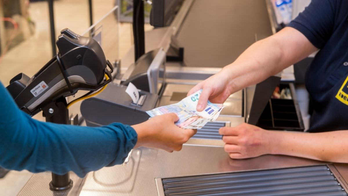 Das Abheben von Bargeld an der Supermarktkasse wird zu einer immer attraktiveren Alternative zum Bankautomaten. (Foto)