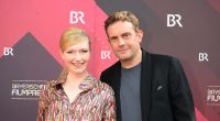 Sebastian Bezzel kommt mit seiner Frau Johanna Christine Gehlen zur Verleihung des Bayerischen Filmpreis in das Prinzregententheater im Jahr 2023.